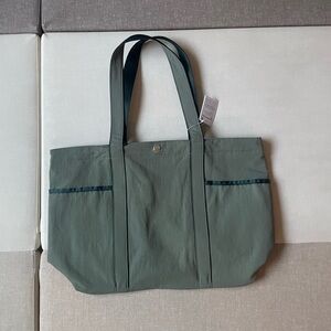 Lululemon Daily Multi-Pocket Tote Bag 20L - Bay Leaf/Rainforest Green